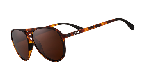 Dreiviertelansicht einer braunen Fliegersonnenbrille aus Schildpatt mit braunen, nicht reflektierenden Gläsern auf weißem Hintergrund.