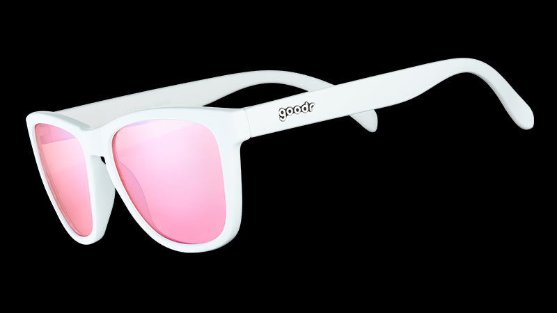 Dreiviertelansicht einer quadratischen weißen Sonnenbrille mit nicht entspiegelten, roséfarbenen Gläsern.