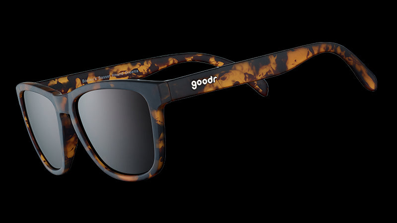 Dreiviertelansicht einer quadratischen braunen Schildpatt-Sonnenbrille mit braunen nicht reflektierenden Gläsern auf weißem Hintergrund.