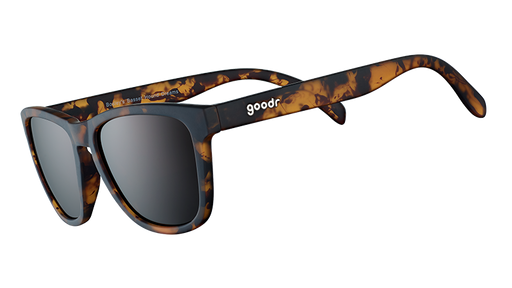 Dreiviertelansicht einer quadratischen braunen Schildpatt-Sonnenbrille mit braunen nicht reflektierenden Gläsern auf weißem Hintergrund.