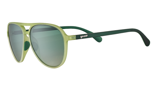 Dreiviertelansicht einer kadettgrünen, durchsichtigen Piloten-Sonnenbrille mit grünen Verlaufsgläsern und dunkelgrünen Bügeln.