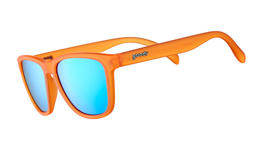 Dreiviertelansicht einer durchsichtigen, leuchtend orangefarbenen Sonnenbrille mit blau reflektierenden Gläsern auf weißem Hintergrund.