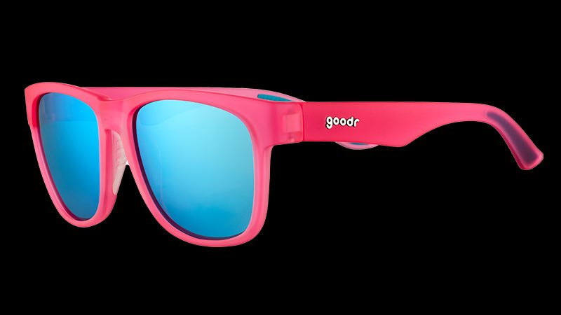 Dreiviertelansicht einer quadratischen, weit geschnittenen rosafarbenen Sonnenbrille mit blauen, reflektierenden Gläsern.
