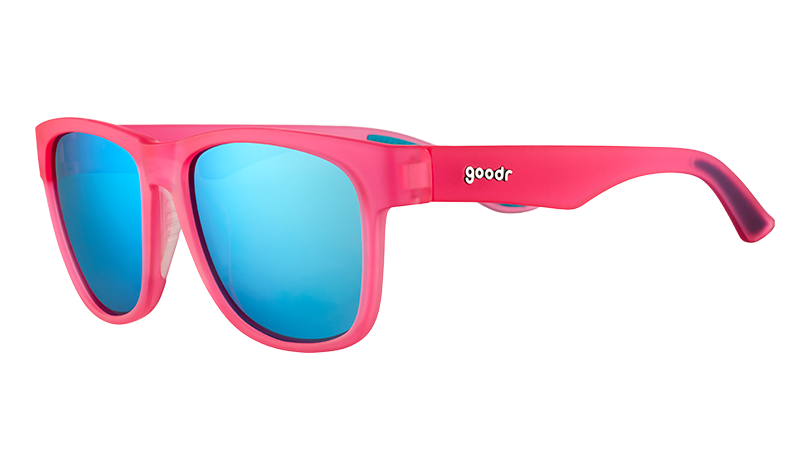 Dreiviertelansicht einer quadratischen, weit geschnittenen rosafarbenen Sonnenbrille mit blauen, reflektierenden Gläsern.