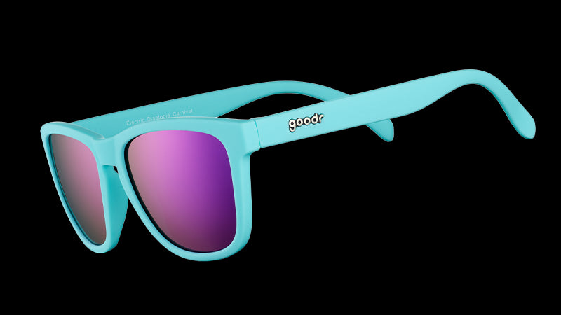 Dreiviertelansicht einer babyblauen Sonnenbrille mit polarisierten, violett verspiegelten Gläsern.