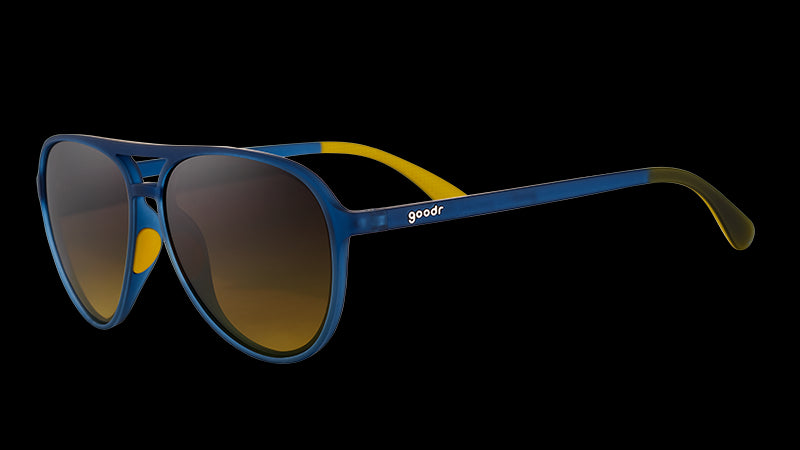 Dreiviertelansicht einer navyblauen Pilotensonnenbrille mit bernsteinfarbenen Verlaufsgläsern.