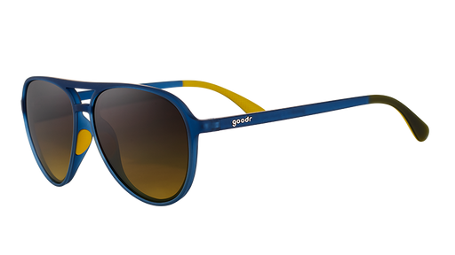 Dreiviertelansicht einer navyblauen Pilotensonnenbrille mit bernsteinfarbenen Verlaufsgläsern.
