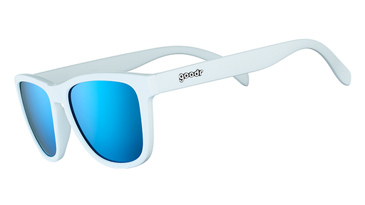 Dreiviertelansicht einer weißen Sonnenbrille mit quadratischem Rahmen und blau verspiegelten, polarisierten Gläsern.