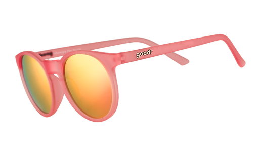 Dreiviertelansicht einer runden rosafarbenen Sonnenbrille mit rosa verspiegelten, polarisierten Gläsern.