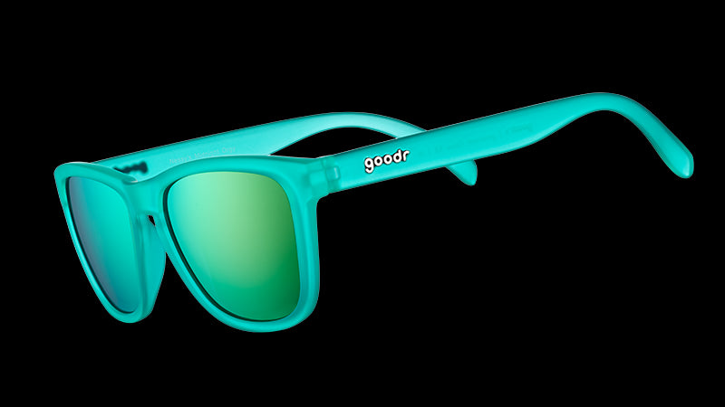 Dreiviertelansicht einer quadratischen Sonnenbrille in Teal mit reflektierenden, polarisierten Gläsern in Teal.