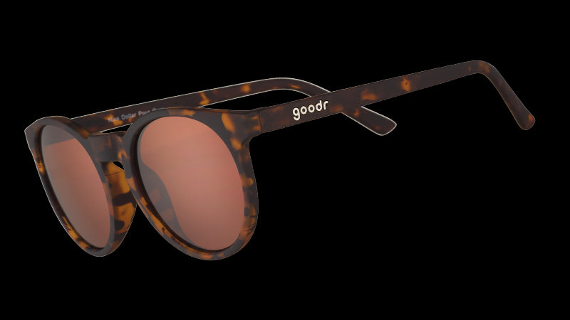 Dreiviertelansicht einer runden braunen Schildpatt-Sonnenbrille mit nicht entspiegelten braunen kreisförmigen Gläsern.