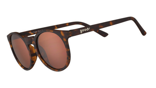 Dreiviertelansicht einer runden braunen Schildpatt-Sonnenbrille mit nicht entspiegelten braunen kreisförmigen Gläsern.