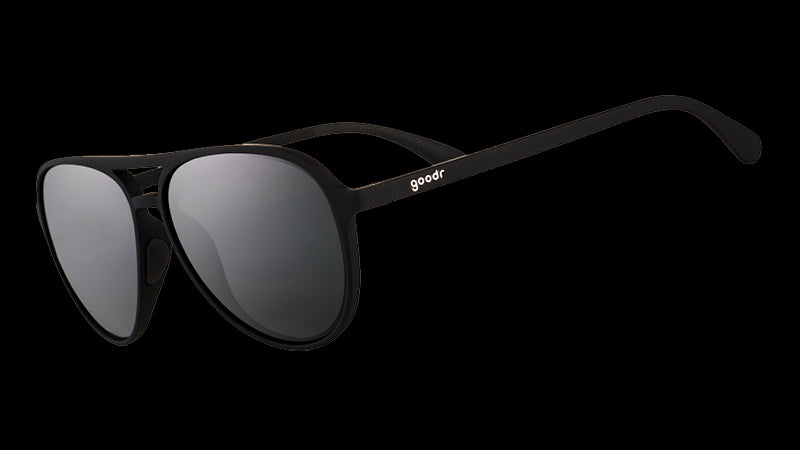 Dreiviertelansicht einer schwarzen Pilotensonnenbrille mit schwarzen, nicht reflektierenden Gläsern.