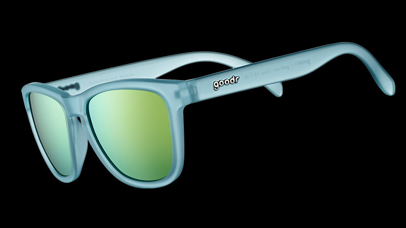 Dreiviertelansicht einer quadratischen Sonnenbrille mit hellblauem, durchscheinendem Rahmen und goldenen, reflektierenden Gläsern.