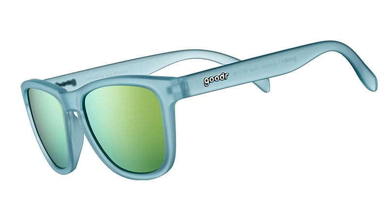 Dreiviertelansicht einer quadratischen Sonnenbrille mit hellblauem, durchscheinendem Rahmen und goldenen, reflektierenden Gläsern.