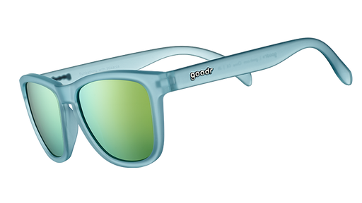 Dreiviertelansicht einer quadratischen Sonnenbrille mit hellblauem, durchscheinendem Rahmen und goldenen, reflektierenden Gläsern.