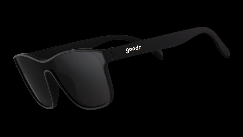 Dreiviertelansicht einer futuristisch anmutenden schwarzen Sonnenbrille mit einem nicht reflektierenden schwarzen flachen Einzelglas.