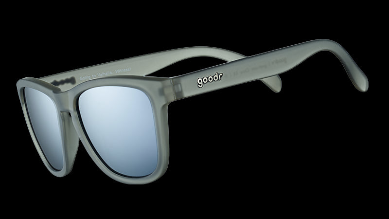 Dreiviertelansicht einer quadratischen grauen Sonnenbrille mit polarisierten grauen Gläsern.