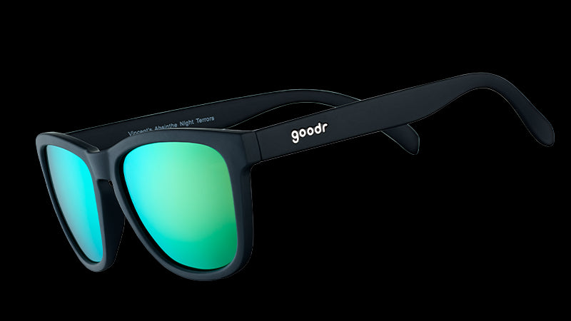 Dreiviertelansicht einer quadratischen schwarzen Sonnenbrille mit verspiegelten grünen Gläsern.