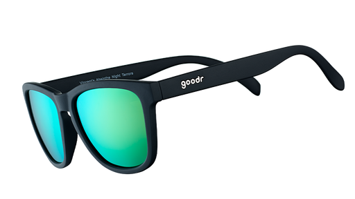 Dreiviertelansicht einer quadratischen schwarzen Sonnenbrille mit verspiegelten grünen Gläsern.