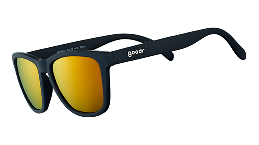 Dreiviertelansicht einer quadratischen schwarzen Sonnenbrille mit verspiegelten bernsteinfarbenen Gläsern.