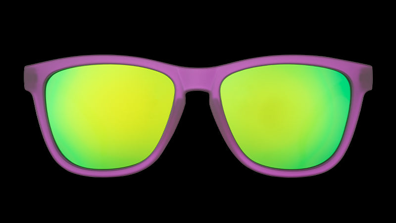 Vorderansicht einer violetten Sonnenbrille in quadratischer Form mit polarisierten, grün verspiegelten Gläsern.