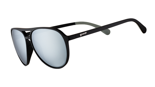 Dreiviertelansicht einer Pilotensonnenbrille mit schwarzem Rahmen und verspiegelten Chromgläsern auf weißem Hintergrund.