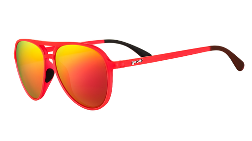 Dreiviertelansicht einer roten Pilotensonnenbrille mit leuchtend roten, verspiegelten Gläsern und schwarzen Nasen- und Ohrenbügeln aus Silikon.