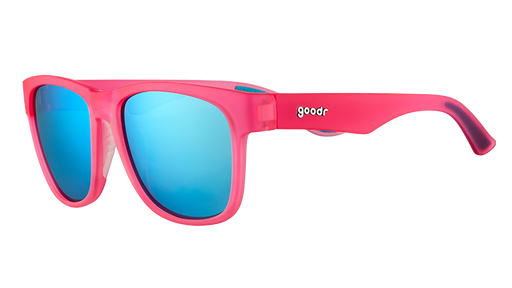 Dreiviertelansicht einer quadratischen, weit geschnittenen rosafarbenen Sonnenbrille mit blauen, reflektierenden Gläsern.