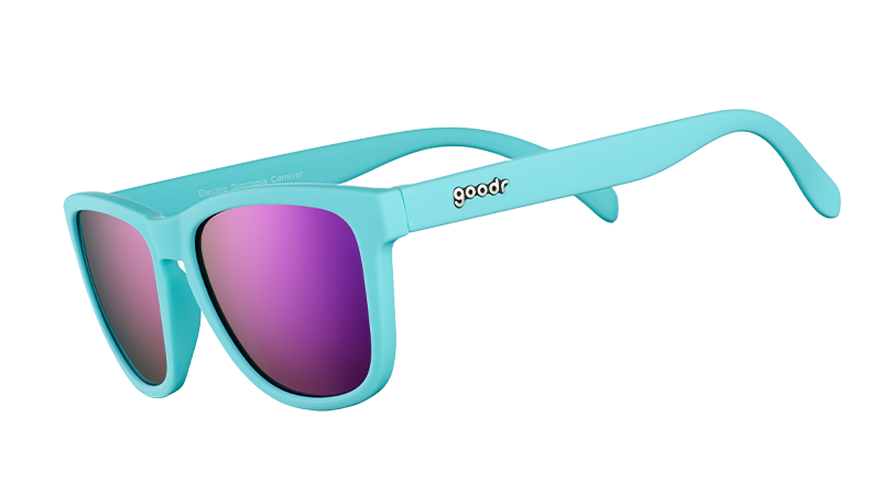 Dreiviertelansicht einer babyblauen Sonnenbrille mit polarisierten, violett verspiegelten Gläsern.