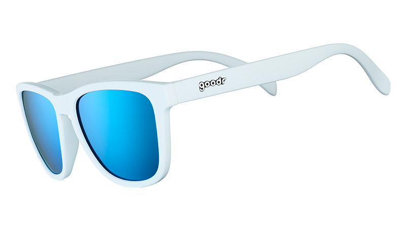 Dreiviertelansicht einer weißen Sonnenbrille mit quadratischem Rahmen und blau verspiegelten, polarisierten Gläsern.