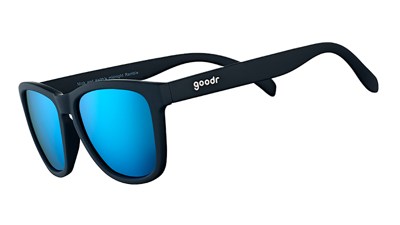 Dreiviertelansicht einer quadratischen schwarzen Sonnenbrille mit polarisierten, reflektierenden blauen Gläsern.