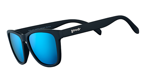 Dreiviertelansicht einer quadratischen schwarzen Sonnenbrille mit polarisierten, reflektierenden blauen Gläsern.