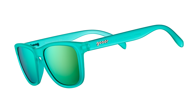 Dreiviertelansicht einer quadratischen Sonnenbrille in Teal mit reflektierenden, polarisierten Gläsern in Teal.