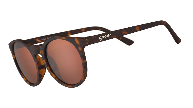 Dreiviertelansicht einer runden braunen Schildpatt-Sonnenbrille mit nicht entspiegelten braunen kreisförmigen Gläsern.