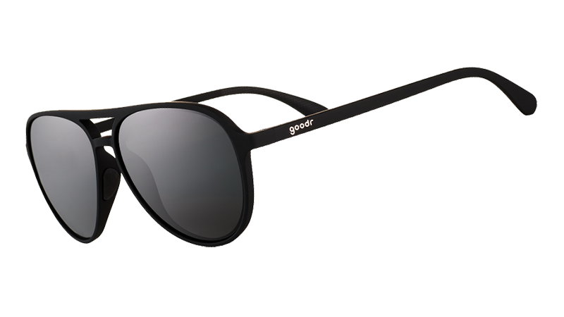 Dreiviertelansicht einer schwarzen Pilotensonnenbrille mit schwarzen, nicht reflektierenden Gläsern.