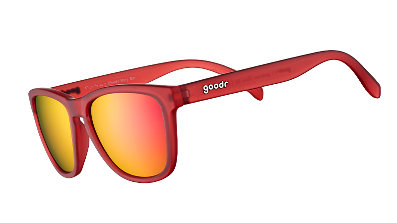 Dreiviertelansicht einer quadratischen Sonnenbrille mit rot-transparentem Rahmen und roten, reflektierenden Gläsern.