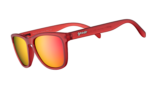 Dreiviertelansicht einer quadratischen Sonnenbrille mit rot-transparentem Rahmen und roten, reflektierenden Gläsern.