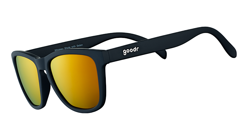 Dreiviertelansicht einer quadratischen schwarzen Sonnenbrille mit verspiegelten bernsteinfarbenen Gläsern.