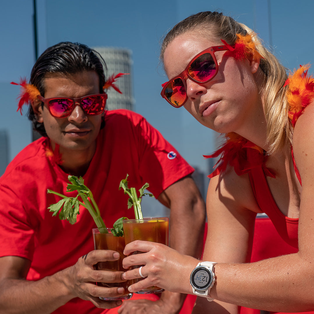 AUS DER ASCHE AUFERSTEHEN IN ROT UND REFLEKTIERENDEM ROSA